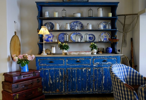 If you're a believer in 'Old is Gold', the Vintage decor style is made for you! Learn how to set up your home by celebrating all things vintage and antique.