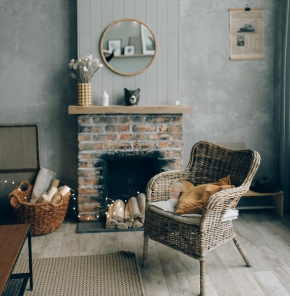 Go back to a time of open spaces and simple living - by decorating with the farmhouse style! Get all the tips on how to bring this style to your space.